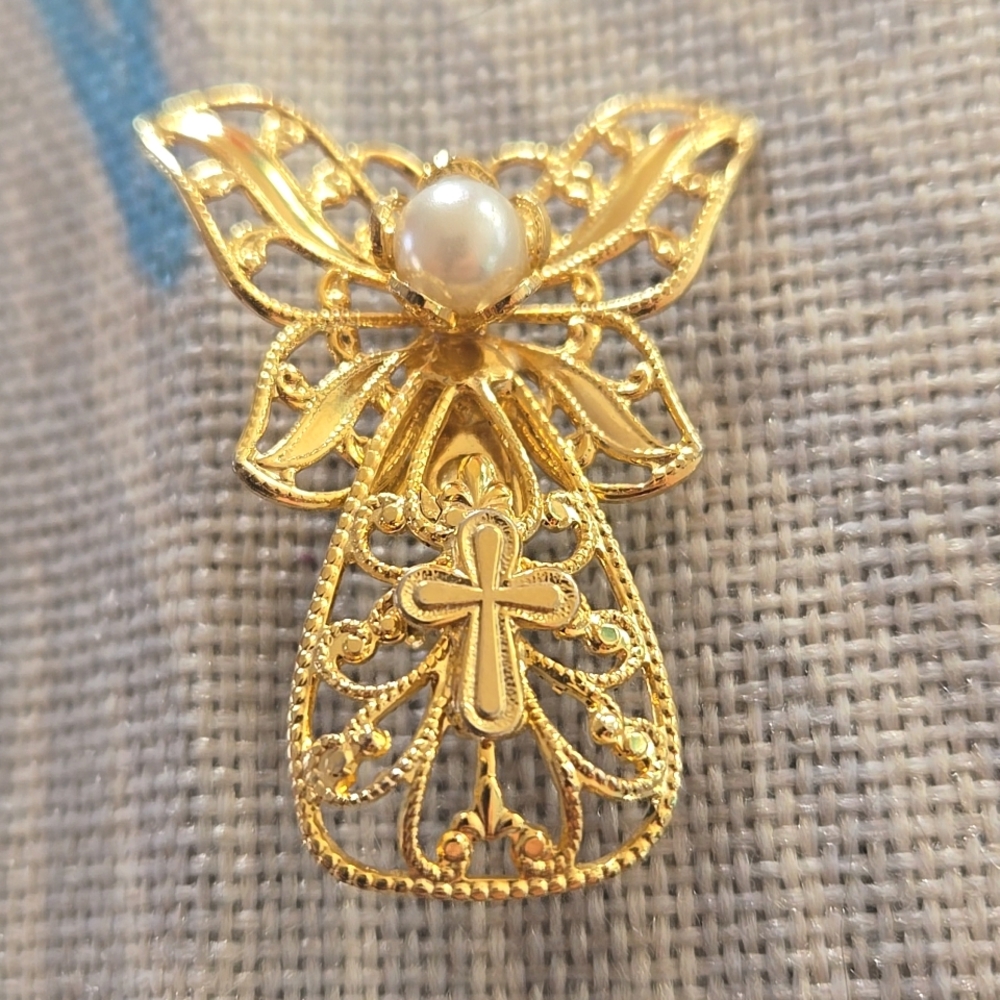 Vintage Jane Davis signed Angel gold tone filigree faux pearl brooch pin Estate